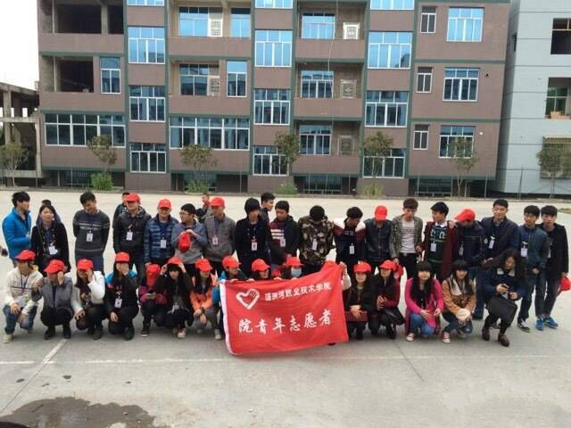 我院青年志愿者前往建国小学进行关爱儿童的活动1_meitu_1.jpg