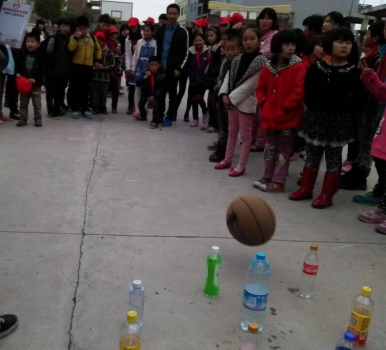 我院青年志愿者前往建国小学进行关爱儿童的活动2.png