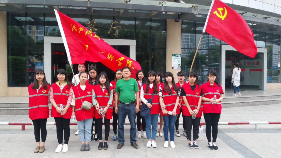工艺美术学院"小卯公益社"前往莆田汽车站展开志愿者服务活动