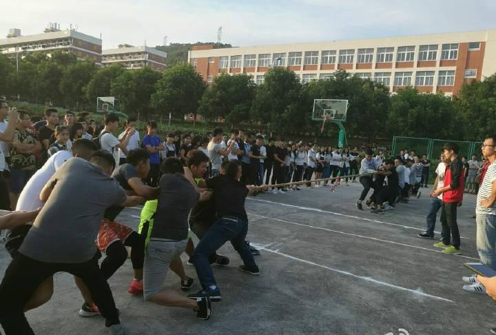 我院2016年新生体育系列赛之拔河赛鸣哨开战