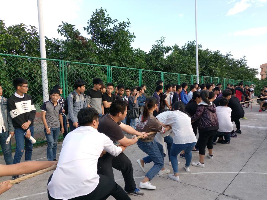 我院新生体育系列赛之拔河赛上演巅峰对决