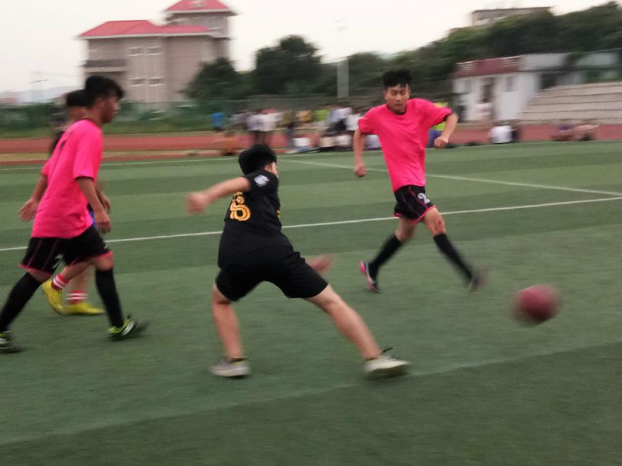 我院新老生五人制足球赛上演季军争夺战