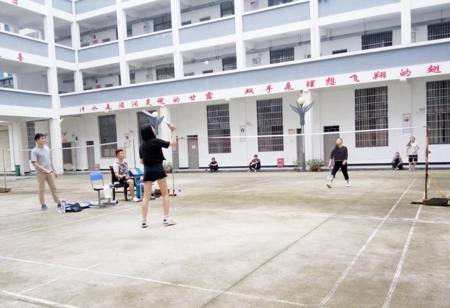 我院举办新老生羽毛球赛