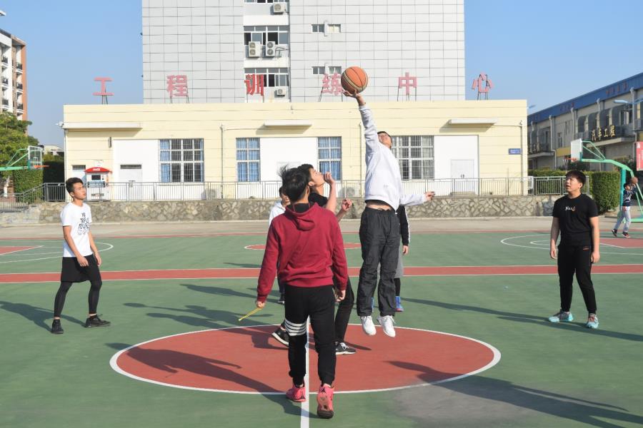 我院乒协与爱心社举办“激情球场，团结拼搏”篮球友谊赛
