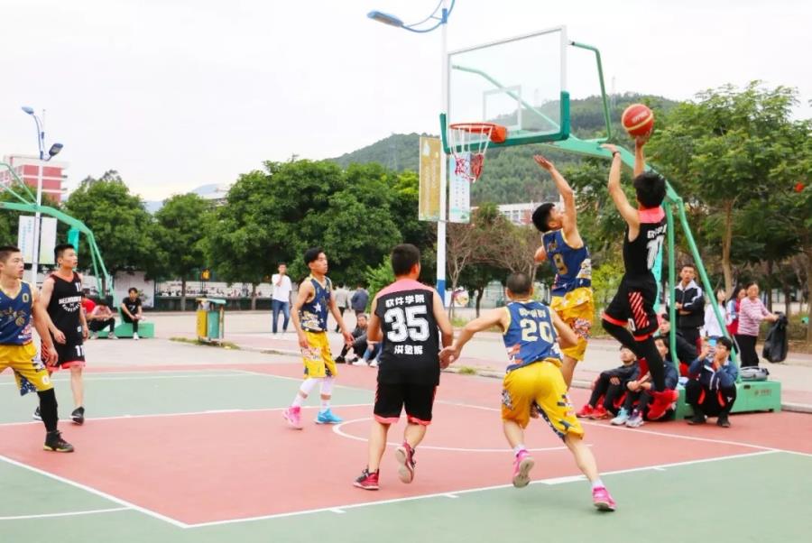 青春肆意，不负篮球——我院新生篮球赛小组赛继续进行