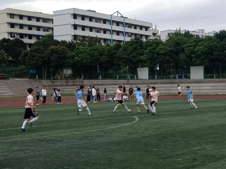 我院大学生足球赛小组赛如期开展——冰雨中的PK
