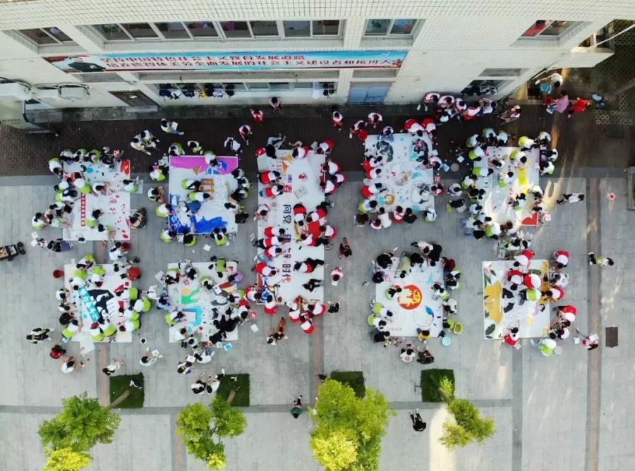 同绘百米卷 共筑中国梦——湄职院青年学子创意玩转湄园