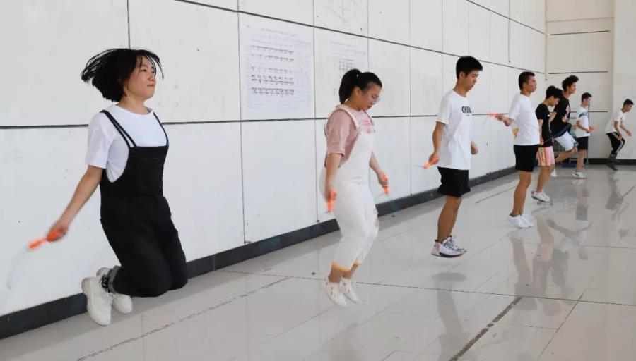 我院新生体育系列赛之跳绳比赛决赛