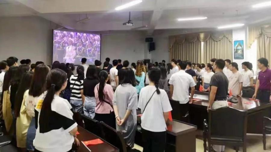 我院师生观看新中国成立70周年庆典阅兵仪式
