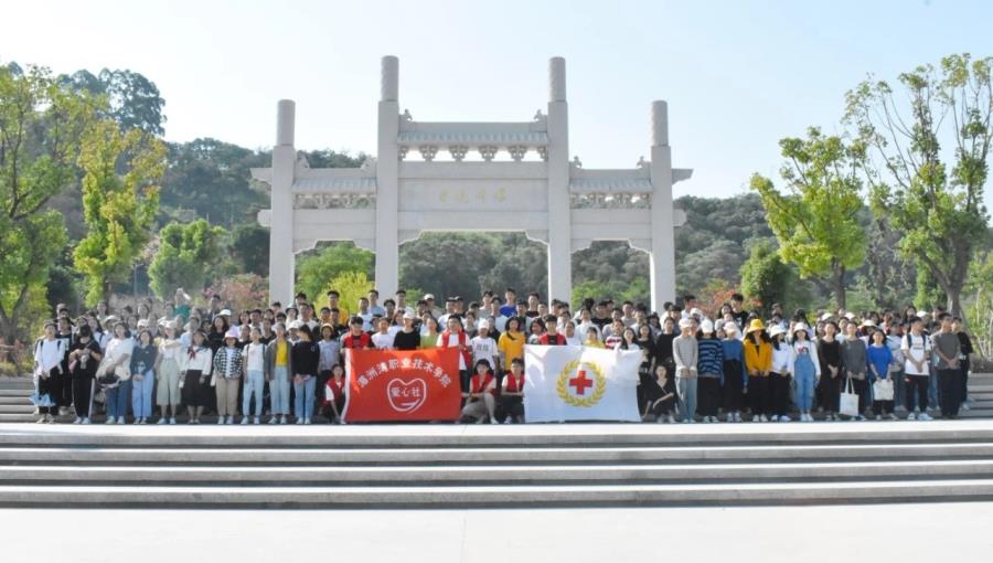 登山环保行，最美“小红衣”在行动