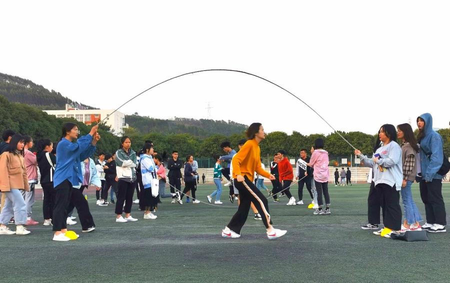 新生素质拓展体育系列赛——长绳八字跳比赛