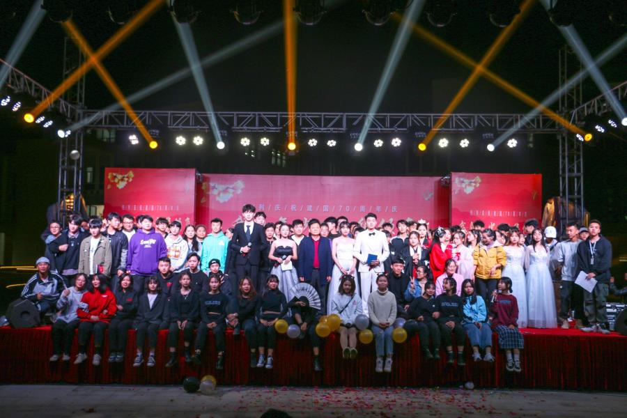 工艺美术学院“我自年少，韶华倾负”迎新晚会