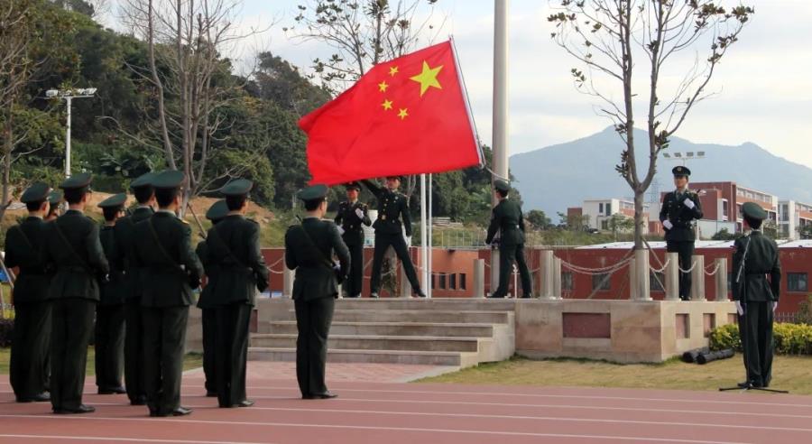 学院举行庆元旦迎新年升国旗仪式