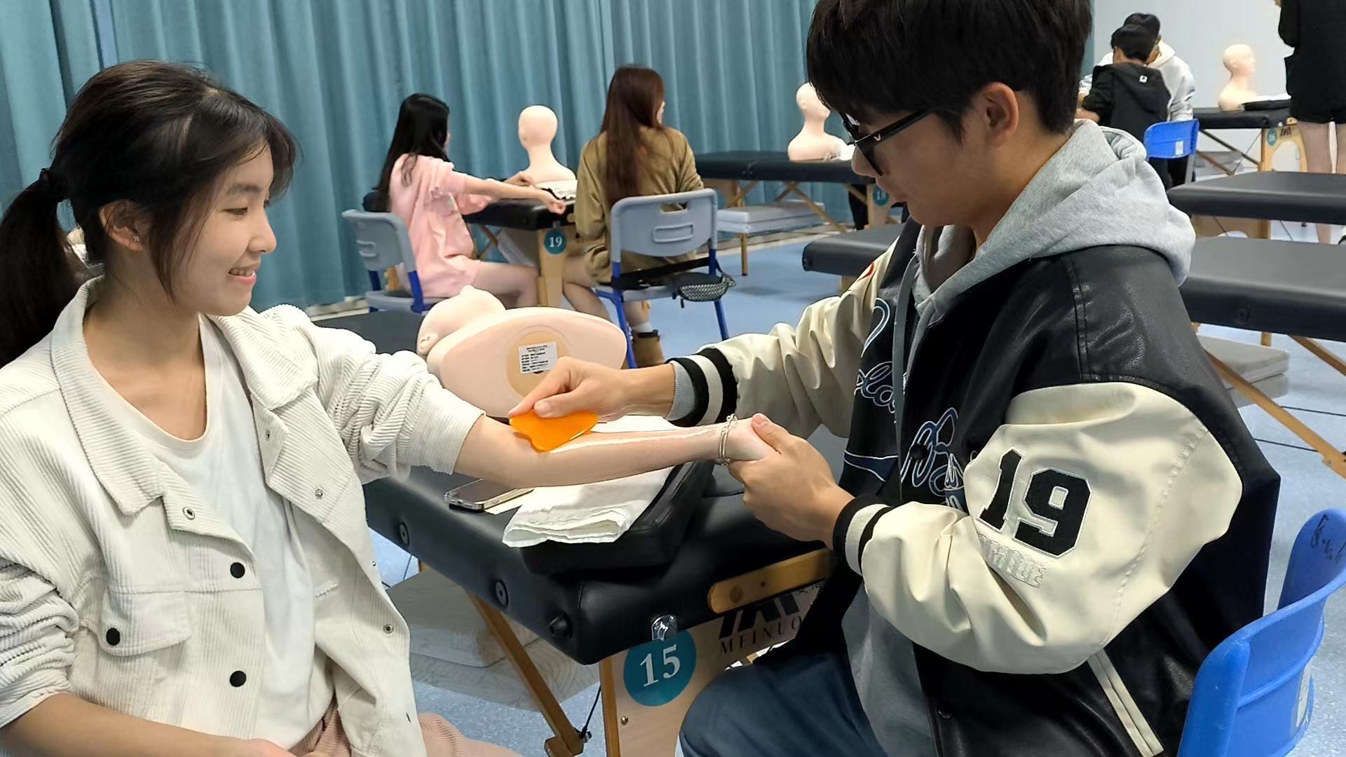社团风采Ⅰ养生协会刮痧教学