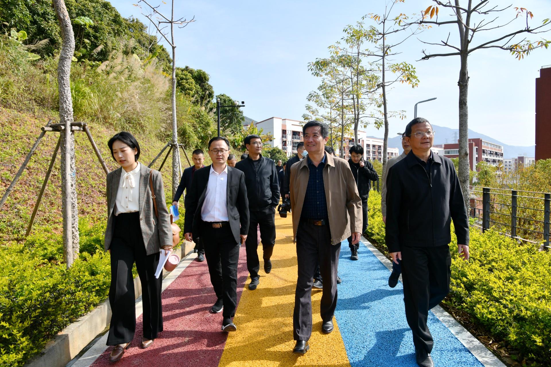 关爱职业院校学生心理健康问题  市政协领导率调研组来湄职院开展调研活动