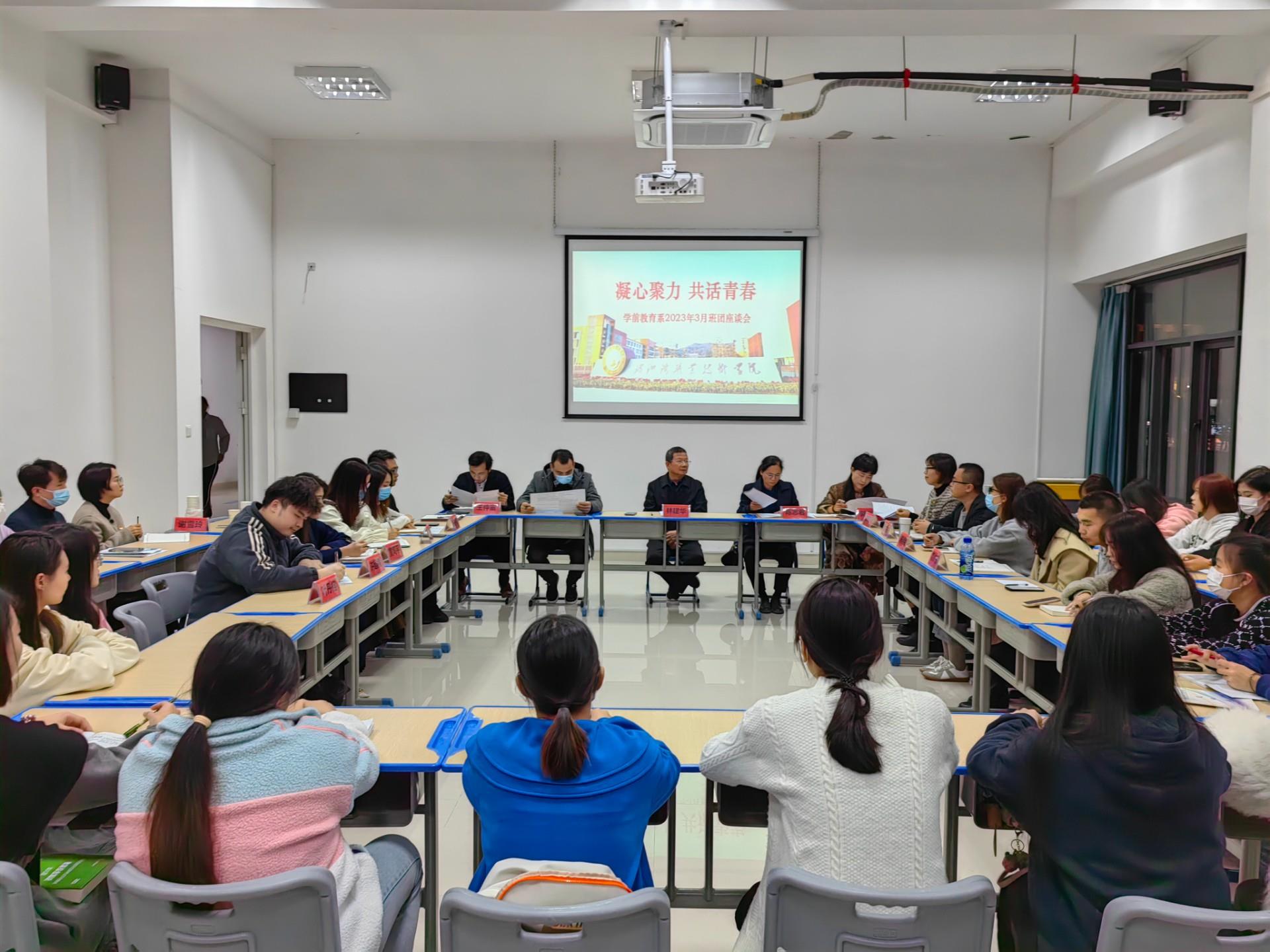 畅通师生沟通渠道  及时回应学生关切  湄职院党委书记林建华夜里参加班团座谈会