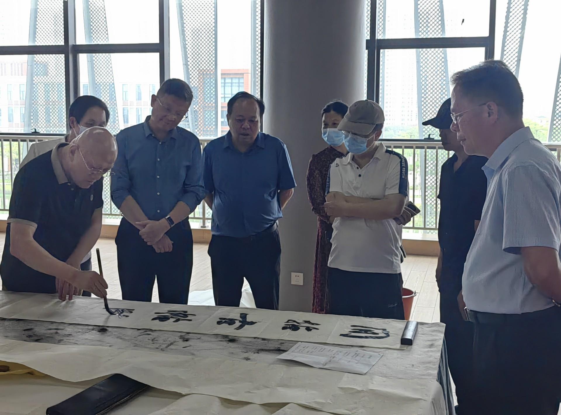 贯彻党的二十大精神，推进学院提质培优 湄洲湾职业技术学院举行名家进校园书画笔会