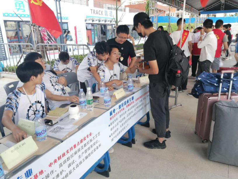 不忘初心  助力迎新——机械工程系学生党支部开展迎新志愿服务