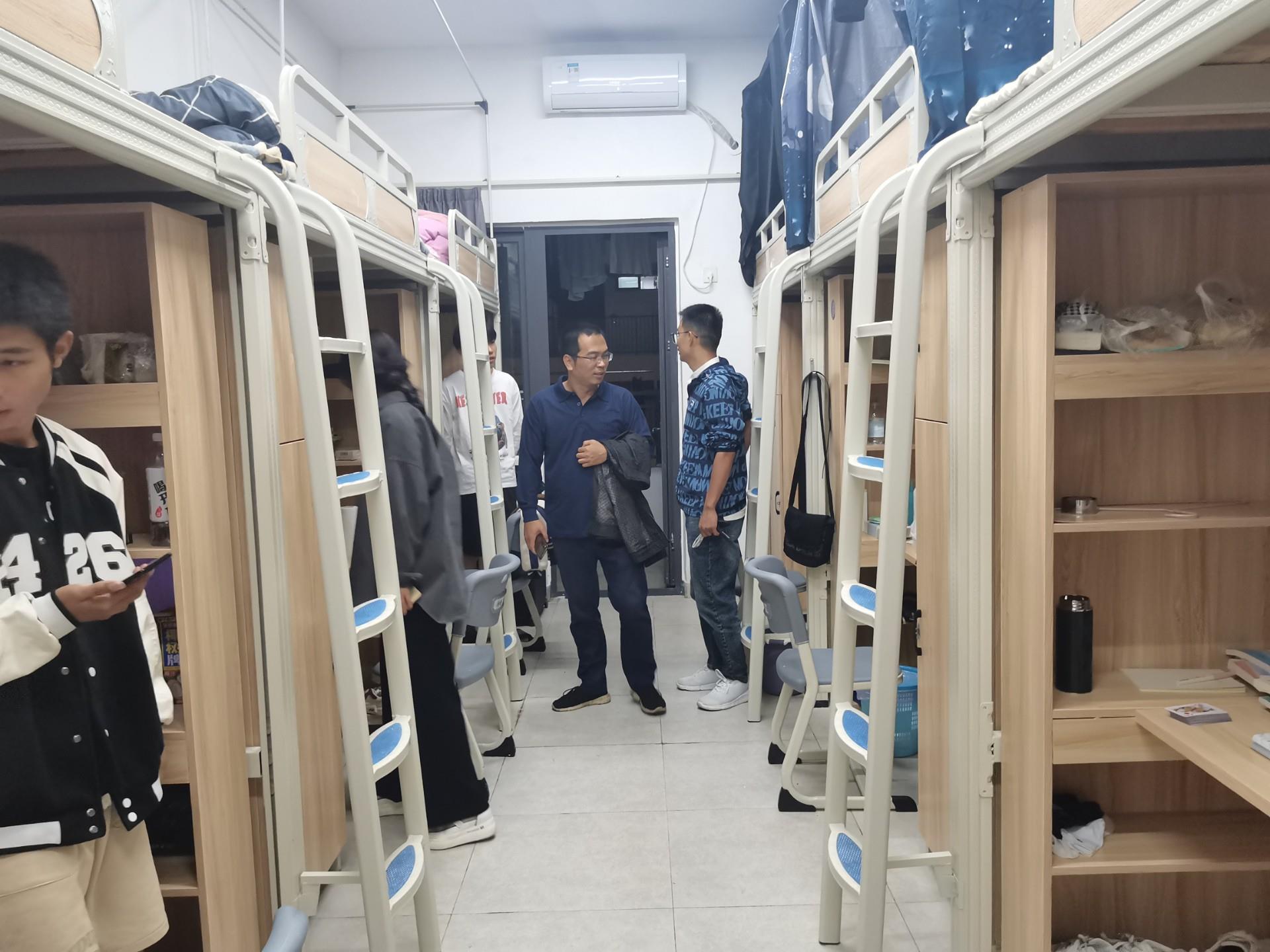 疫情下的关怀|智能制造工程系党总支副书记深入走访学生宿舍
