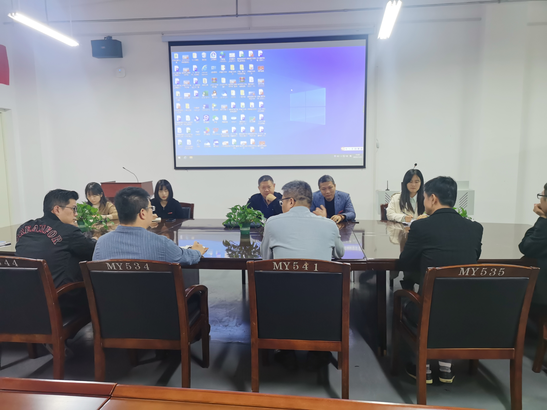 学院匠心融创园建设领导小组总顾问王建峰一行莅临我系调研