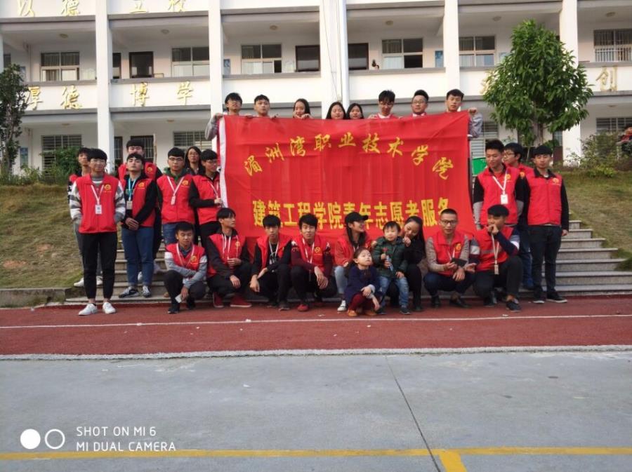 手心相牵，快乐成长