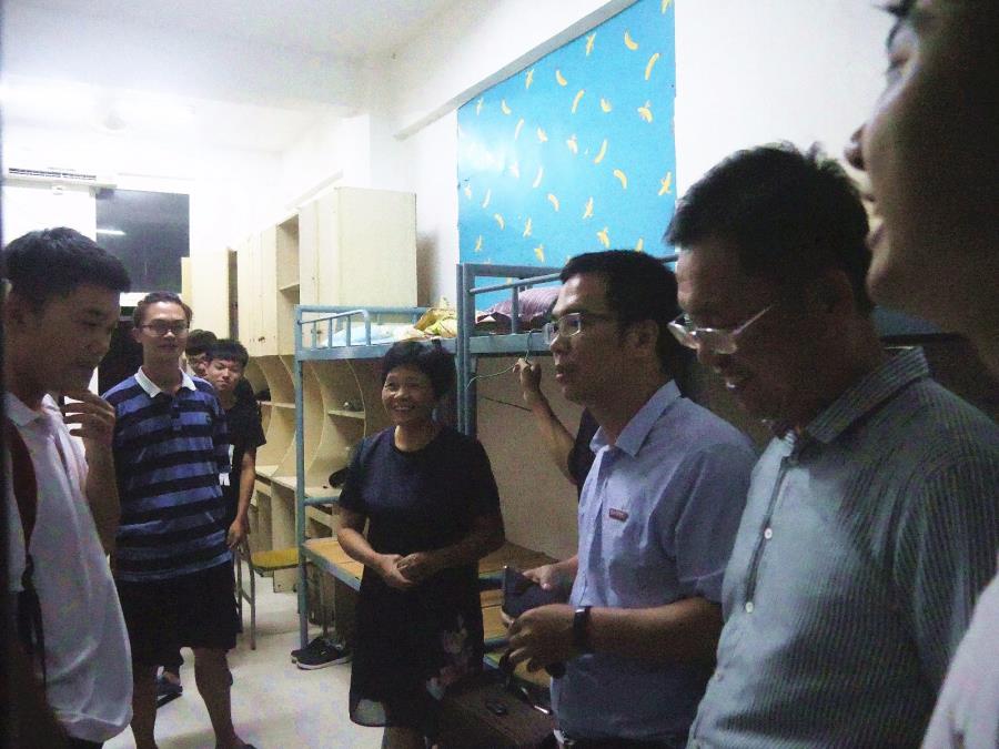 心系新生 关怀备至——建筑工程系领导带队走访2019级新生宿舍