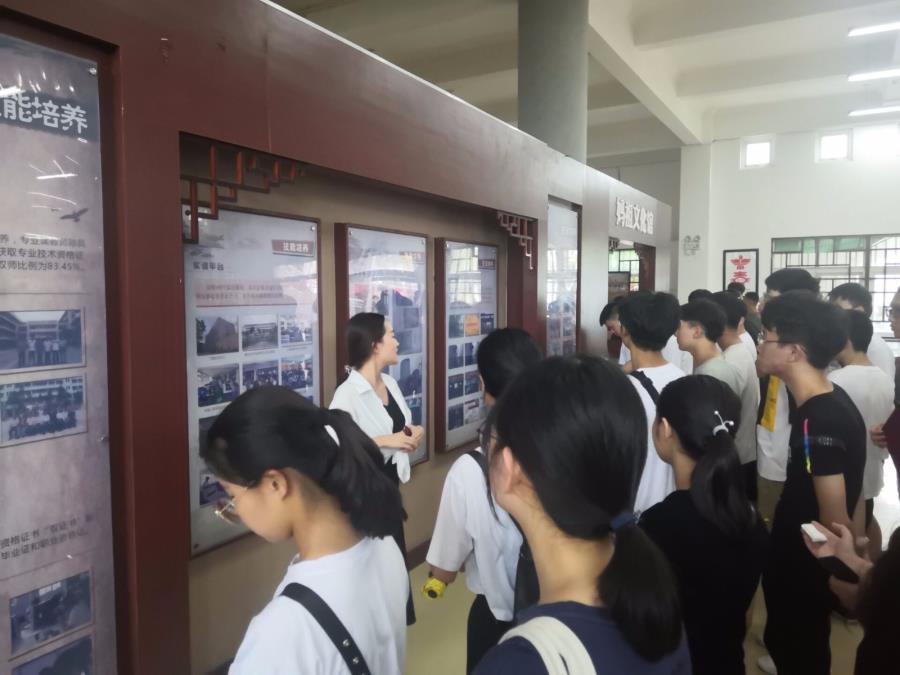 建筑工程系组织2019级新生参观校史馆
