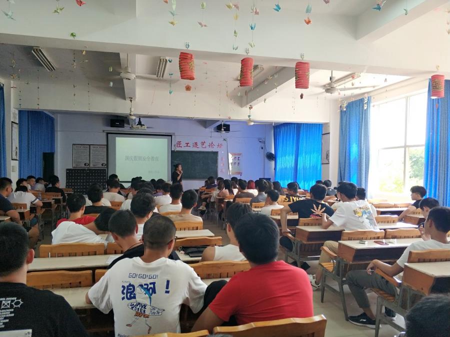 建筑工程系各班级召开国庆放假安全教育主题班会