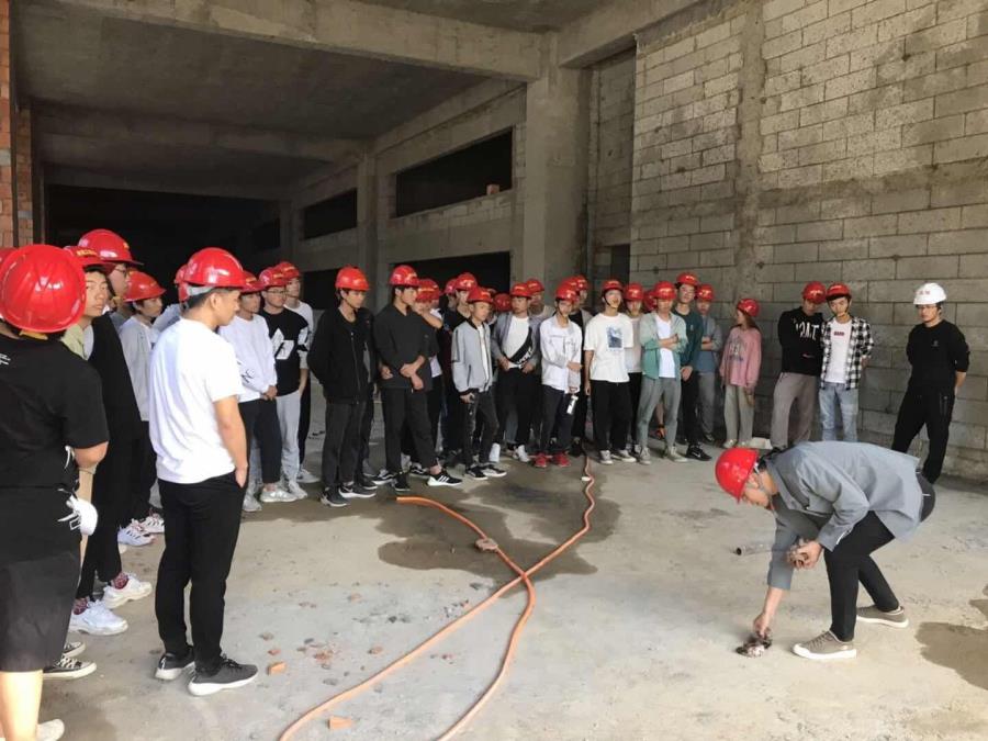 建筑工程学院把课堂“搬”到施工现场