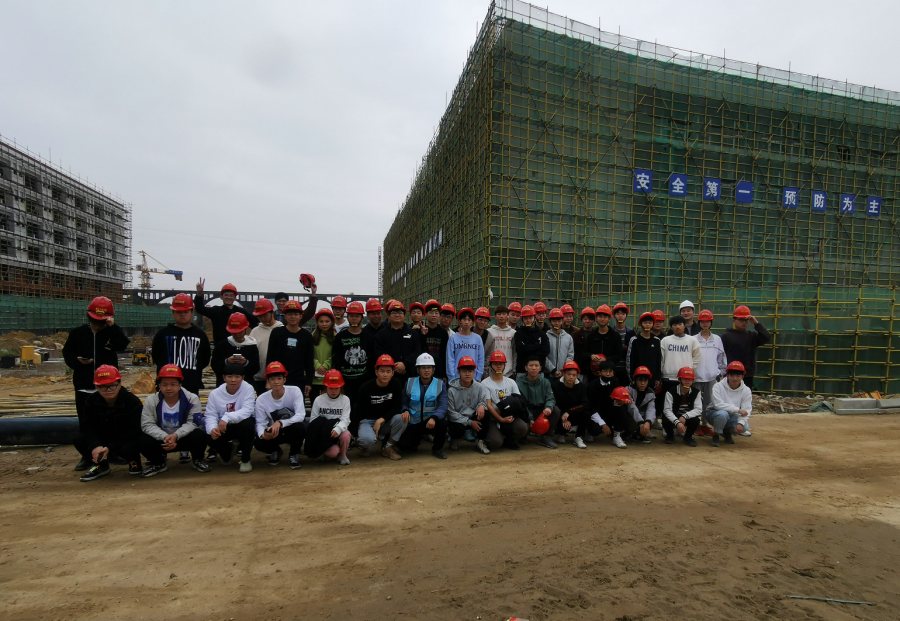 建筑工程技术192班级学生参加学院在建工程项目认知实践