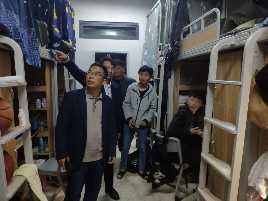 寒潮将至，寄暖于宿|建筑工程系党总支书记走进学生宿舍，带来关怀与期望