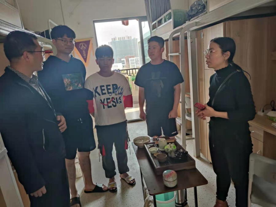 深入走访，暖心慰问——建筑工程系领导走访学生宿舍看望学生