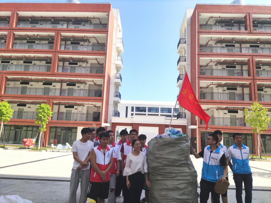 垃圾分类变废为宝，举手之劳美化校园