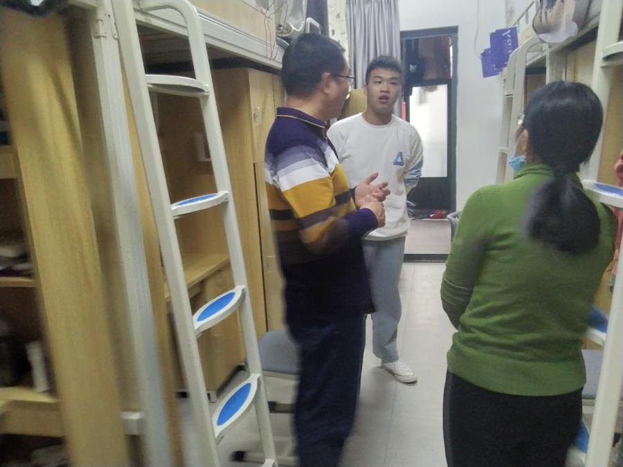 心系学生 走访暖心 | 新生军训来临，书记下访慰问