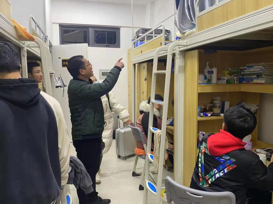 情系学生，齐心抗疫 | 我系领导老师暖心走访学生宿舍