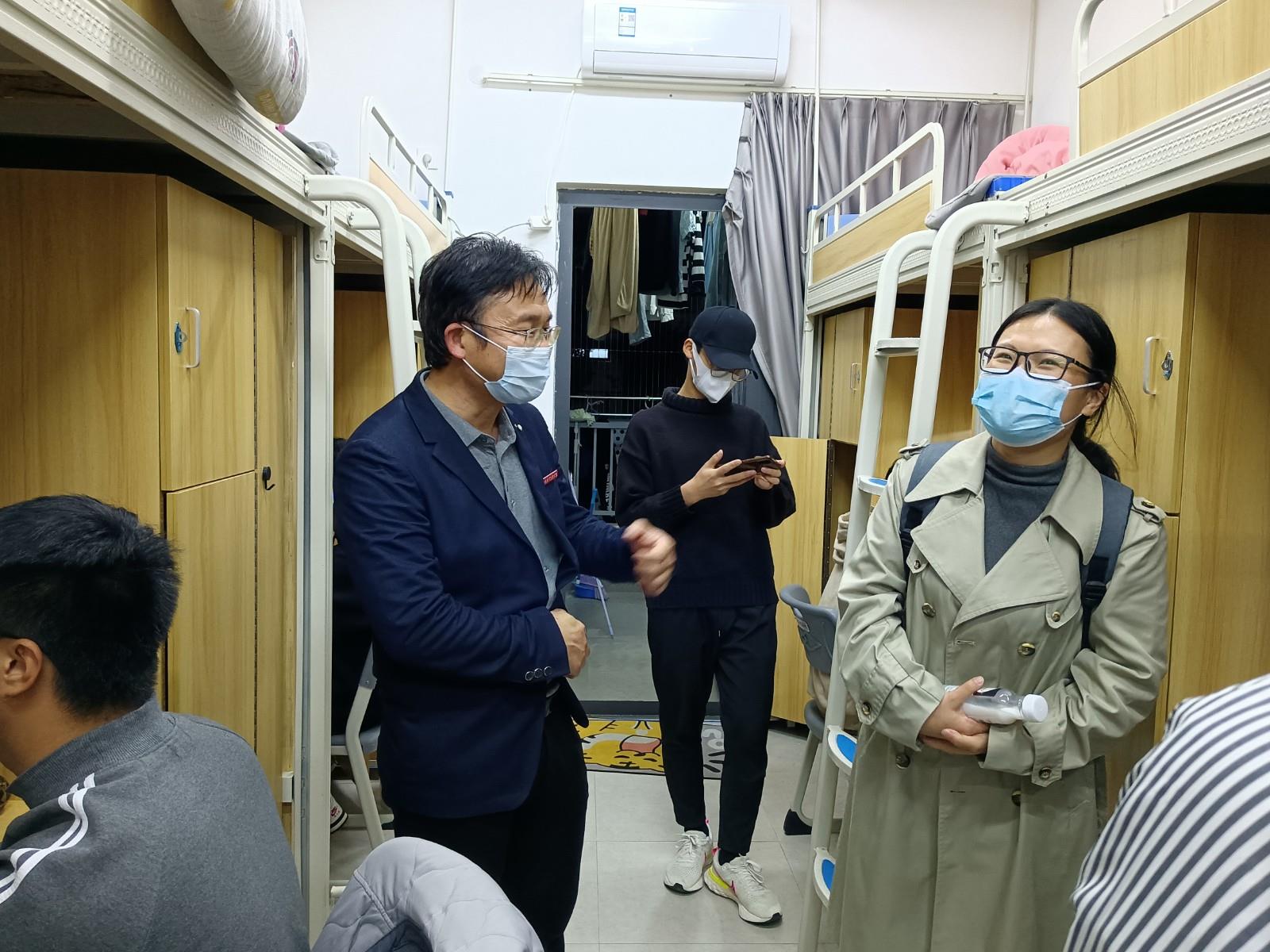 疫情不减温情 | 建筑工程系领导深入学生宿舍走访慰问