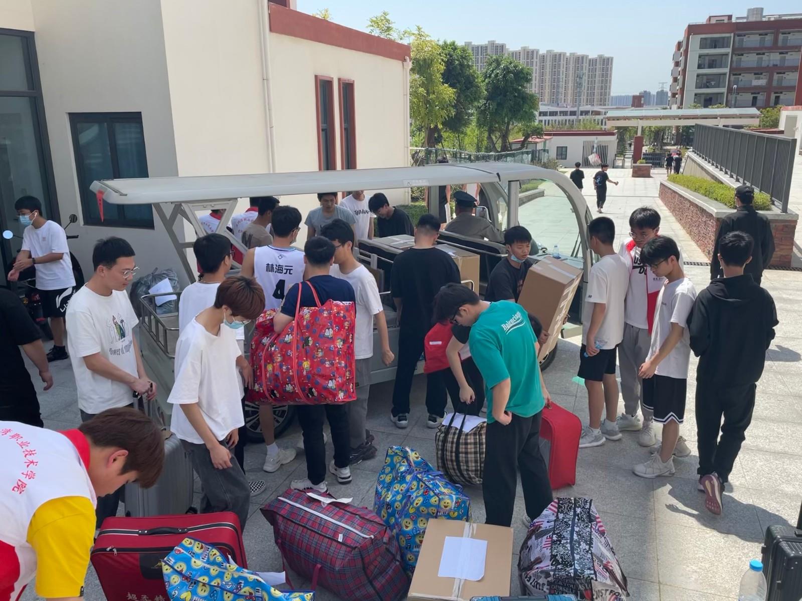 情系群众 志愿同行 | 志愿搬迁，暖送宿舍