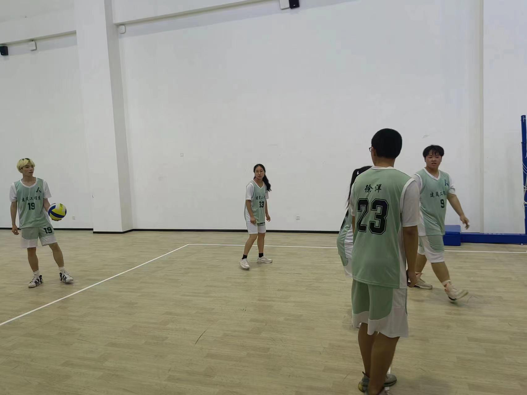 气排球比赛展风采 凝心聚力勇拼搏 | 排球点燃激情，赛场挥洒青春