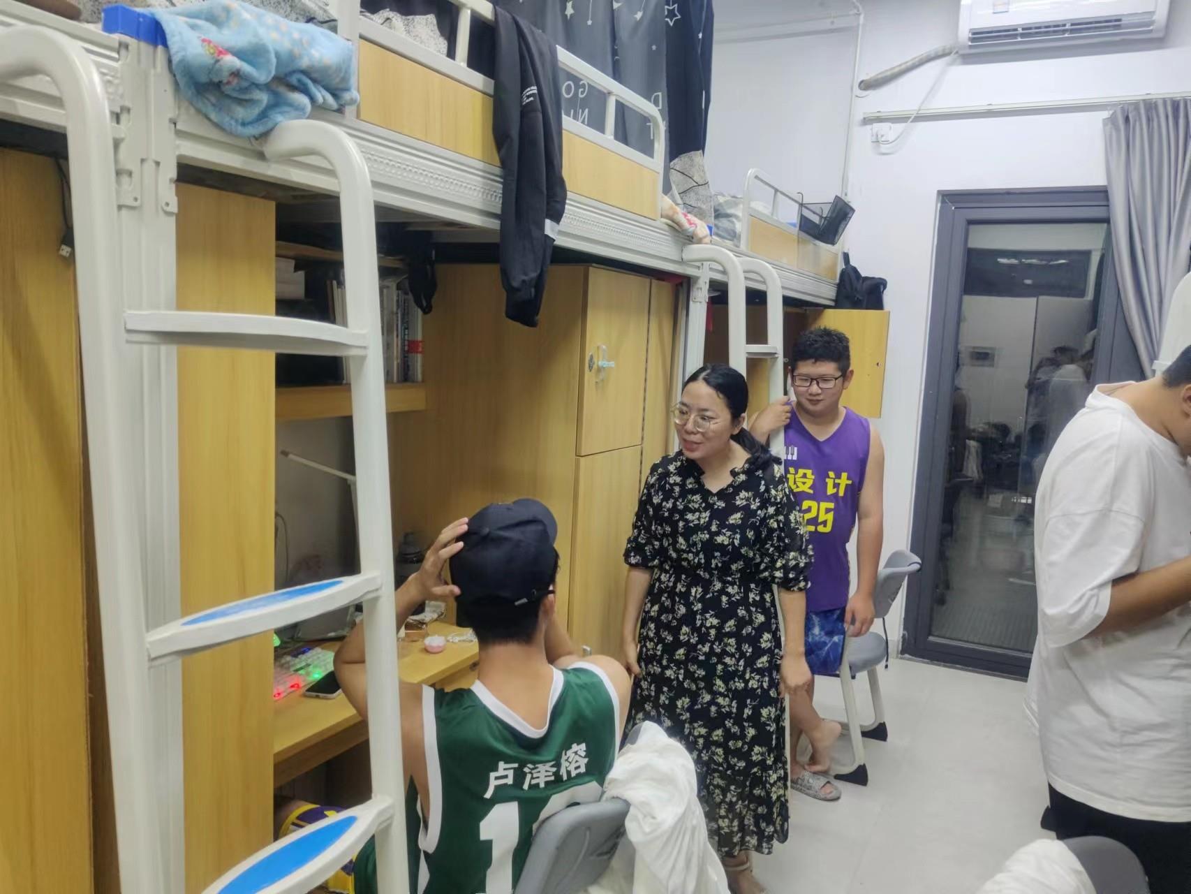 中秋送温暖，走访送关怀|建筑工程系辅导员深入学生宿舍