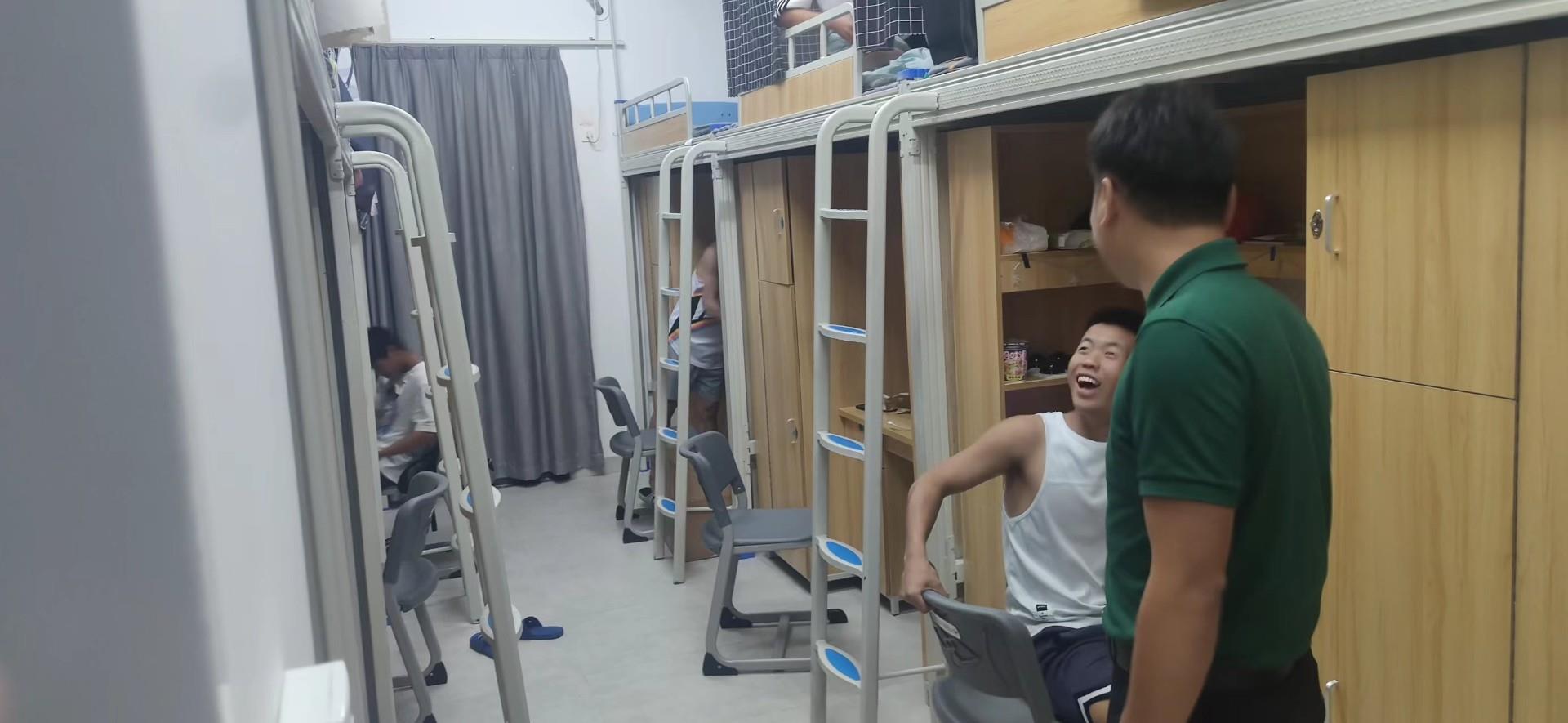 喜迎二十大，奋进新征程|温暖传递-我系辅导员走访学生社区