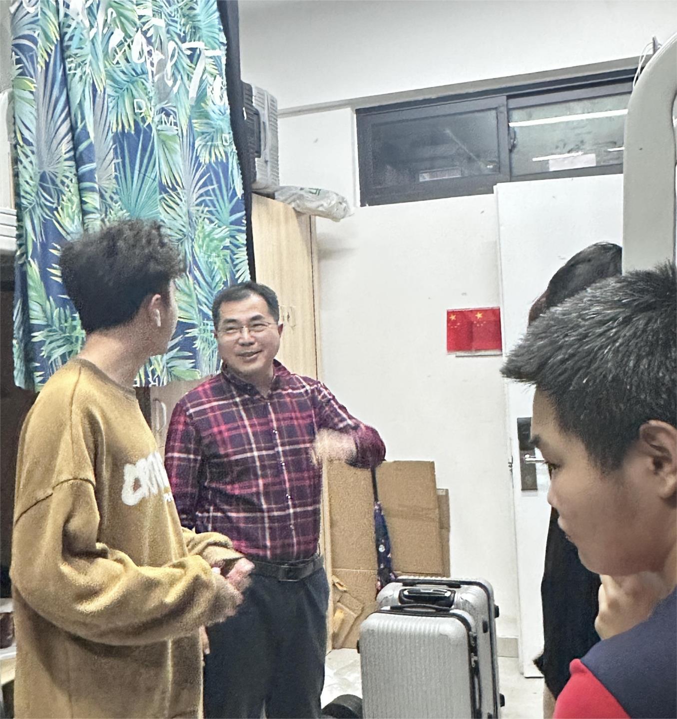 寝室慰问•情暖心扉 | 我系党总支书记徐剑华走访学生宿舍暨二月份安全隐患大排查
