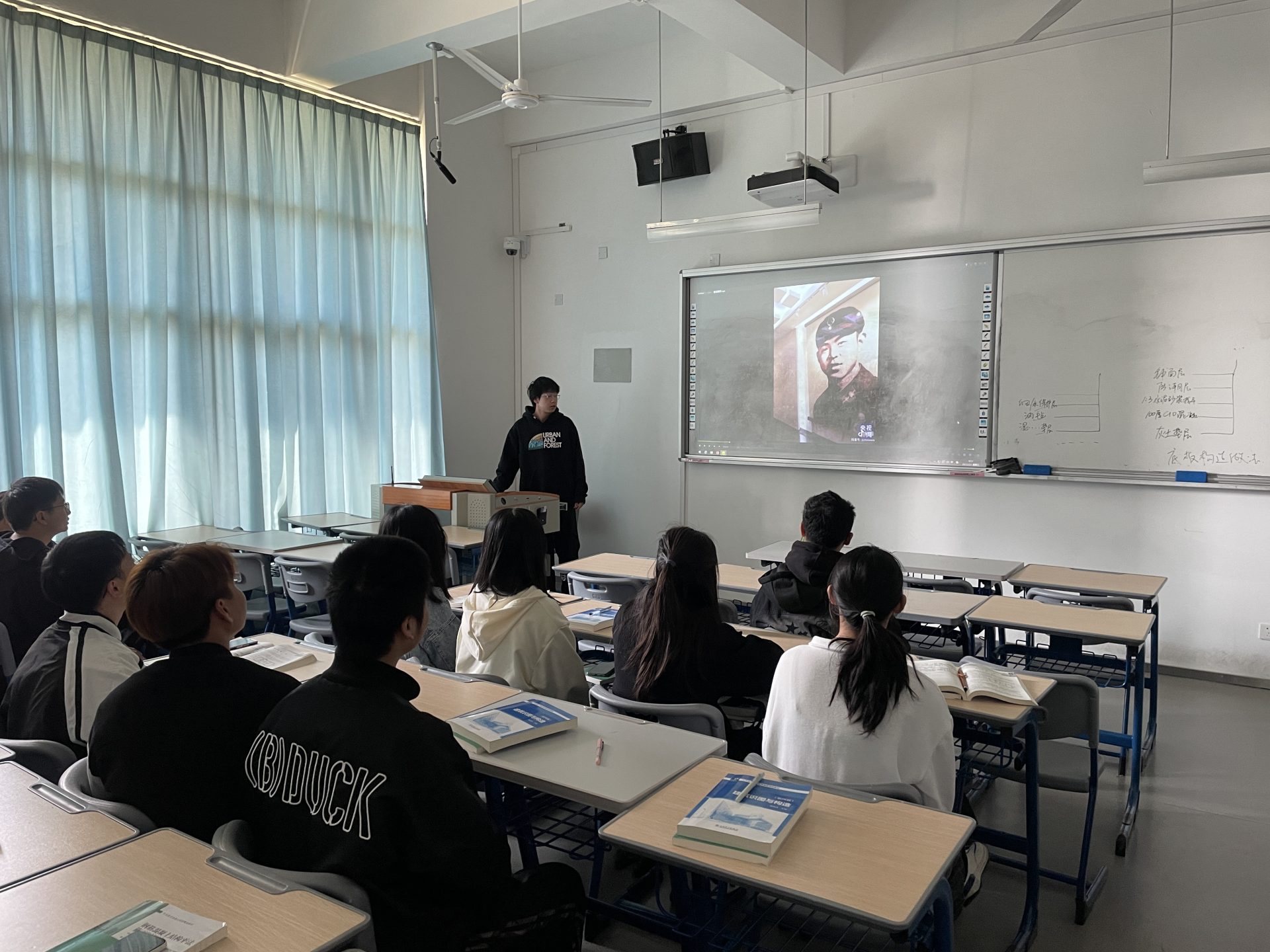 三月雷锋月 湄小筑在学习|建筑工程系召开“学习党的二十大、青春志愿行”雷锋月主题班会