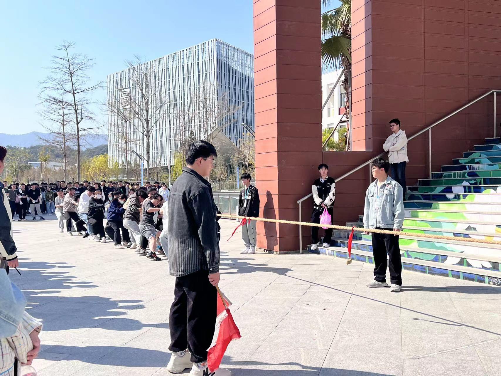 “绳”采飞扬，火力开“拔” | 建筑工程系新生杯拔河比赛首场开赛