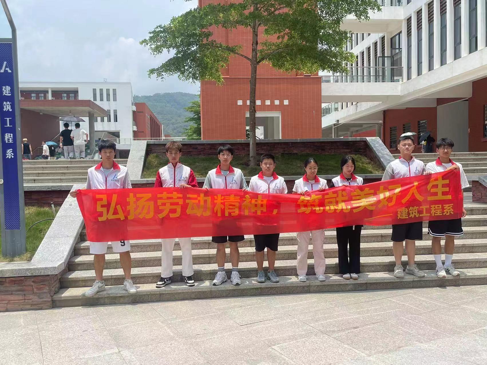 在教学楼中邂逅志愿劳动，看他们干的真起劲！