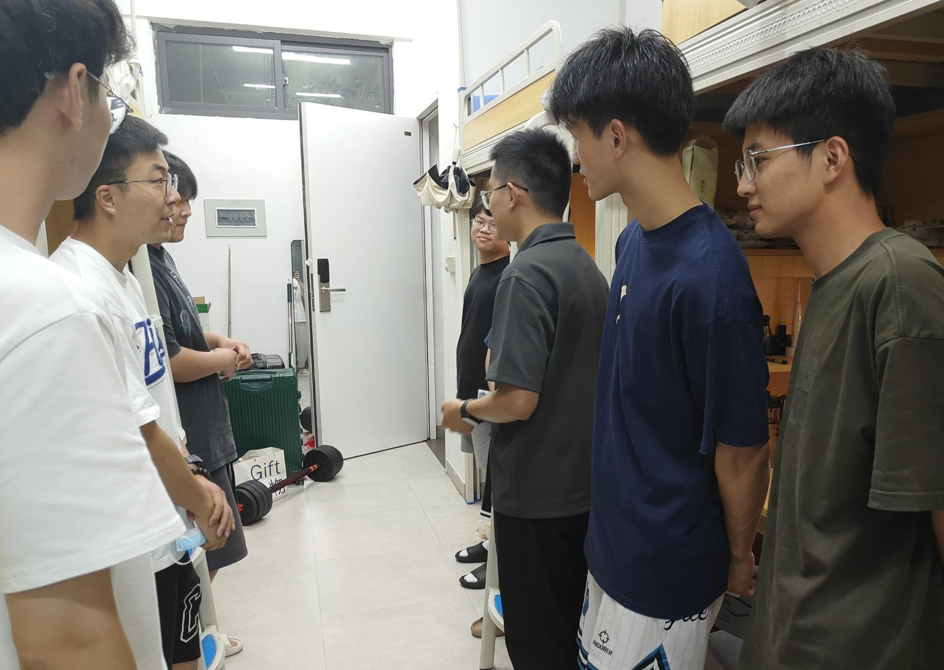 主题教育进行时 | 我系教师深入学生宿舍走访调研