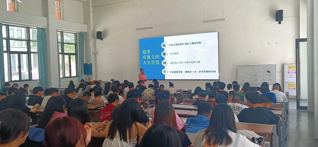 毕业季|“职”点迷津，共“建”未来