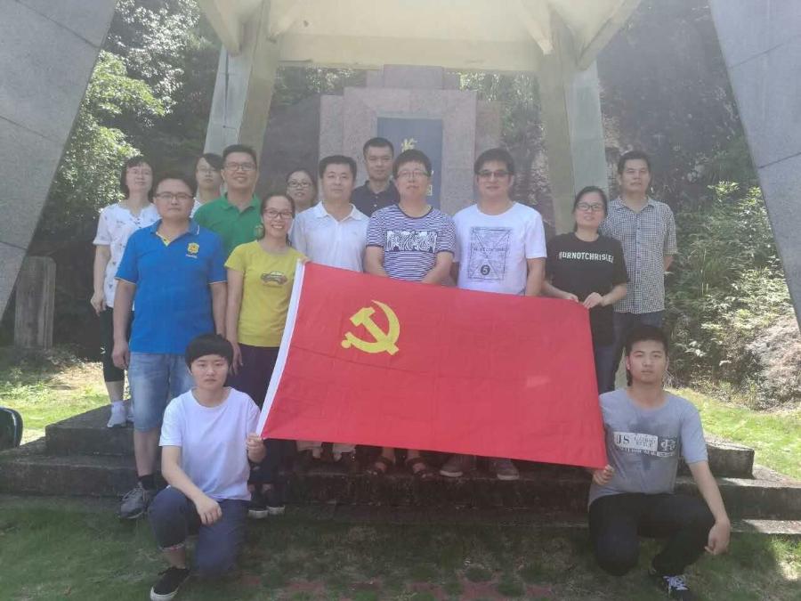 重踏先辈足迹，推进“两学一做” ——工商管理系开展“传承红色基因，提升党性修养”七一专题实践教育活动。