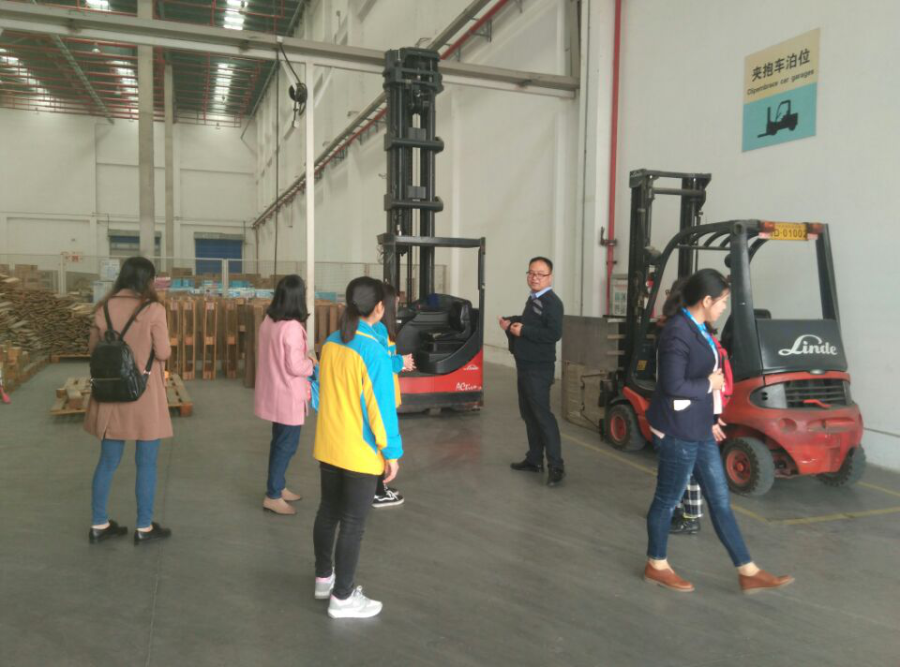 物流管理专业教师看望实习学生，校企双方共讨人才培养