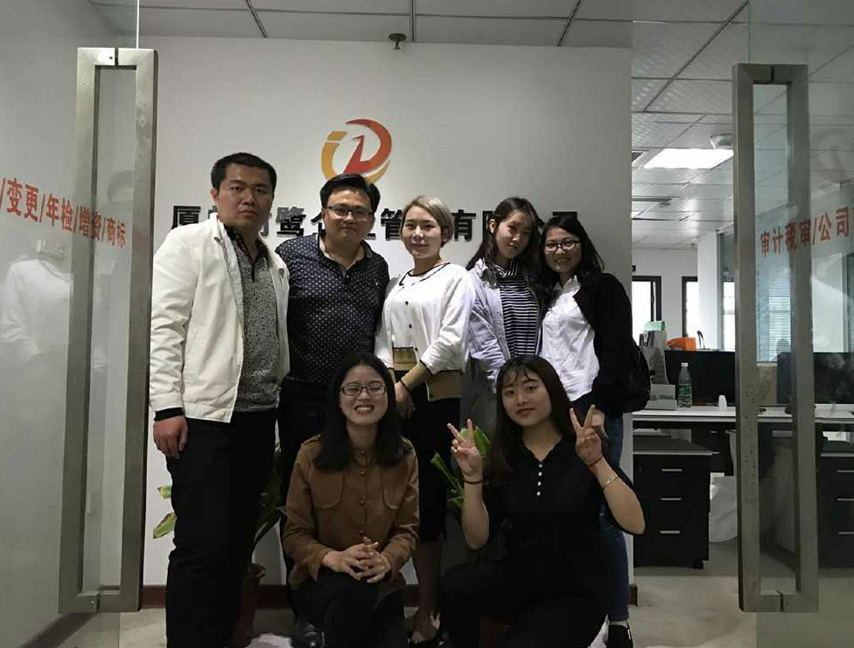 会计专业教师走访看望实习学生，校企双方共讨人才培养