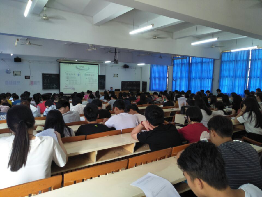 省邮政管理局义务对我系物流管理专业同学培训